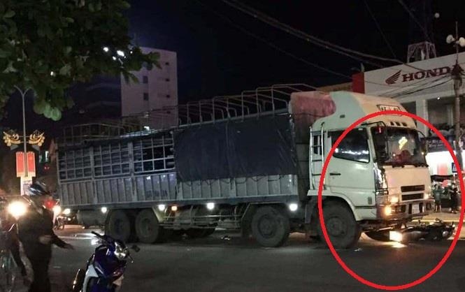 Xe tai dam xe may dung den do khien 2 nguoi thuong vong hinh anh