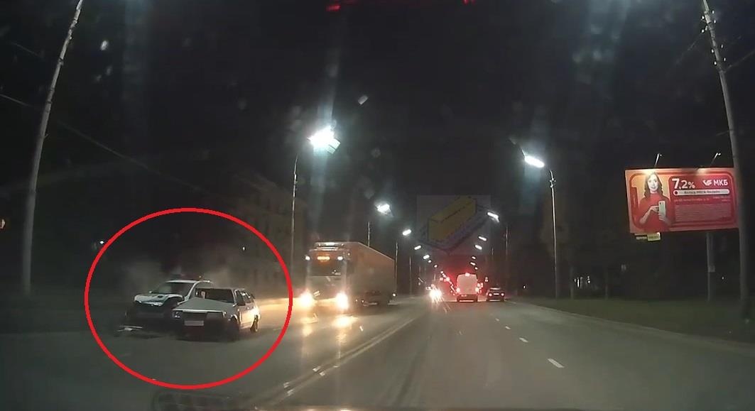 Oto vuot au dam vao xe canh sat dang lam nhiem vu hinh anh