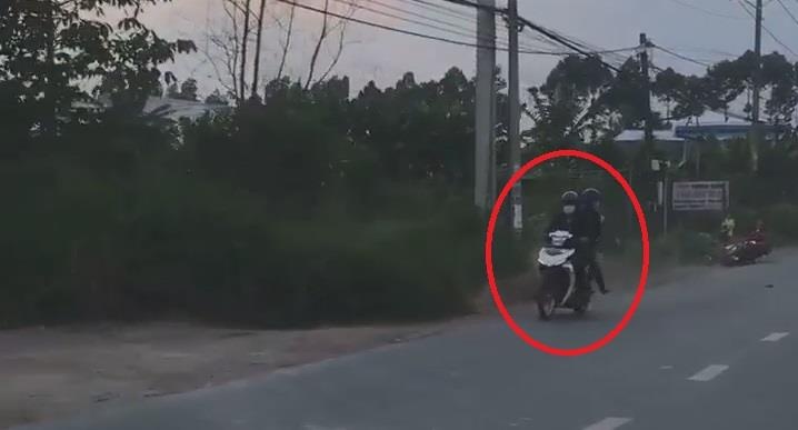 2 ten cuop di xe may giat day chuyen roi bo chay hinh anh