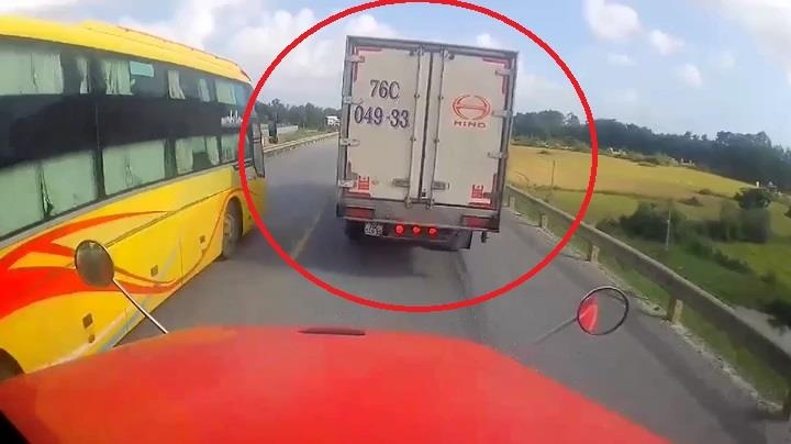 Container nat dau sau khi dam vao duoi xe tai phanh gap hinh anh