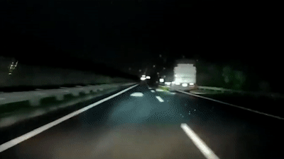 Tai xe danh lai kip thoi tranh 2 bao tai roi tren cao toc hinh anh