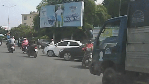 Nhuong duong cho oto, co gai di xe may bi xe khac tong nga hinh anh