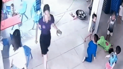 Be 17 thang tuoi bi ban giam dap len lung hinh anh