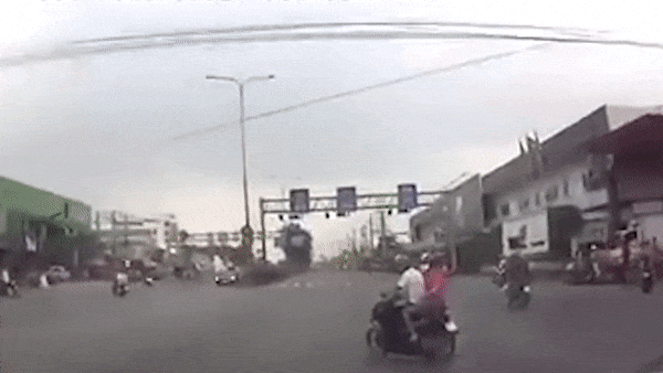 Doi nam nu di xe may bi oto tong nga ra duong hinh anh