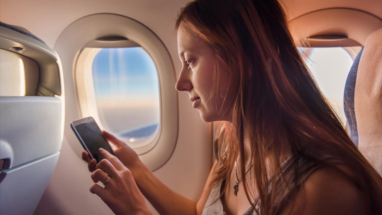 Dieu gi se xay ra neu ban nghe dien thoai tren may bay? hinh anh