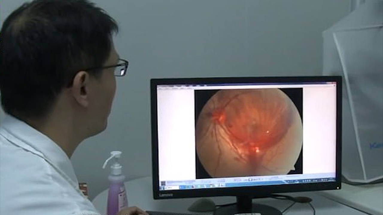 Nguoi dan ong bi vo vong mac khi choi game ca dem hinh anh