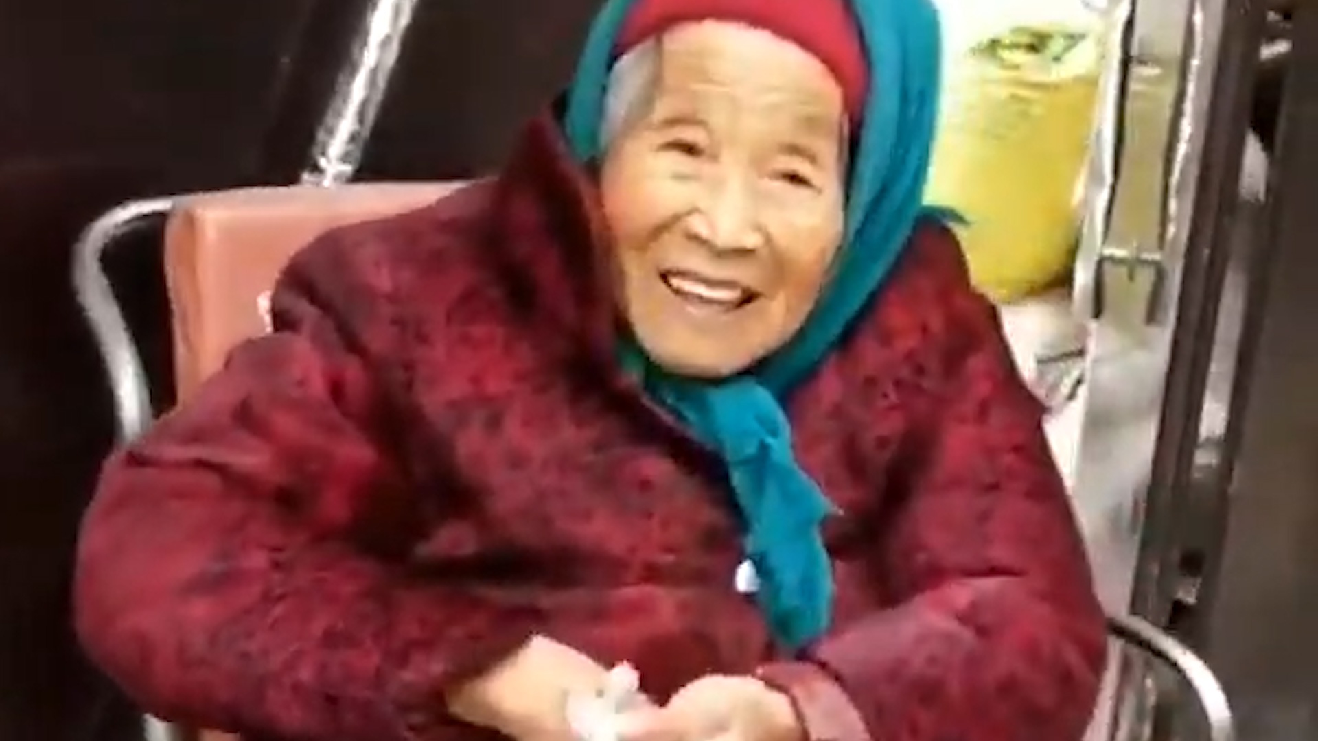 Xuc dong canh me gia hon tram tuoi dua keo cho con gai 84 tuoi hinh anh