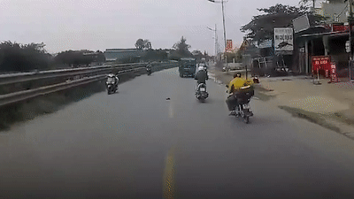 Nguoi di xe may nga nhao ra duong vi no lop hinh anh