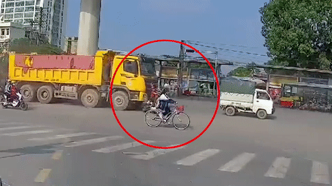 Hai ong chau di xe may gap nan vi roi vao diem mu xe tai hinh anh