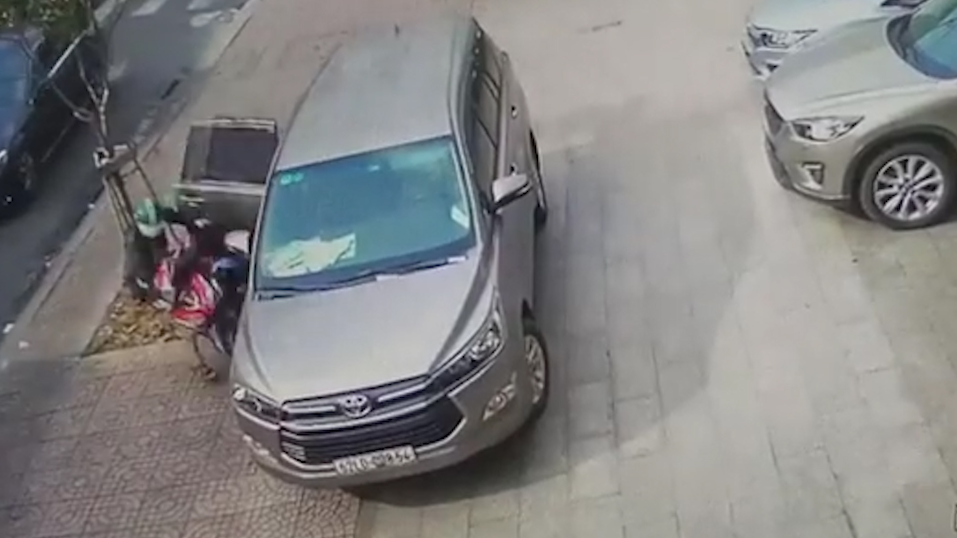 Tong vao oto mo cua vi chay xe tren via he hinh anh