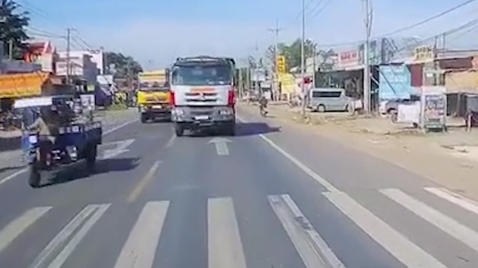 Tai xe gay su du xe lan lan hinh anh