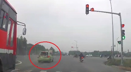 Xe khach tong oto nho khi dung cho den do hinh anh