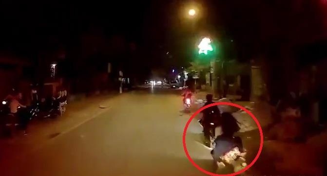 Tai xe be lai tranh hoc sinh di xe dap dien nga truoc dau oto hinh anh