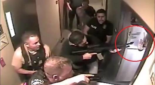 Canh sat My pha cua de giai cuu be gai 8 tuoi bi bat coc hinh anh