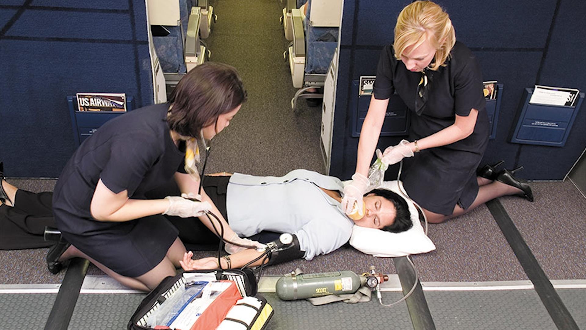 Dieu gi xay ra neu hanh khach dot tu tren may bay? hinh anh