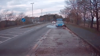 Tai xe dap lua cho xe nguoi la bi chay hinh anh