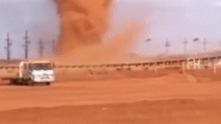 Loc bui mau nau do xuat hien gan mo khai thac quang sat o Australia hinh anh