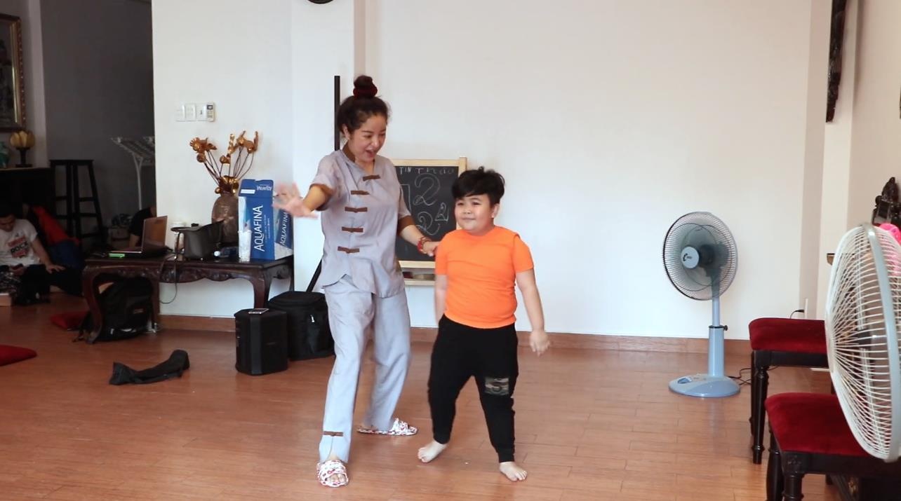 Be Tin Tin vua nhay vua hat hinh anh