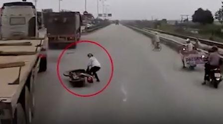 Nguoi phu nu thoat chet truoc dau container hinh anh