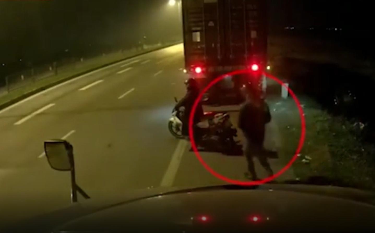 Do xe ven duong, xe container bi vat guong trong dem hinh anh