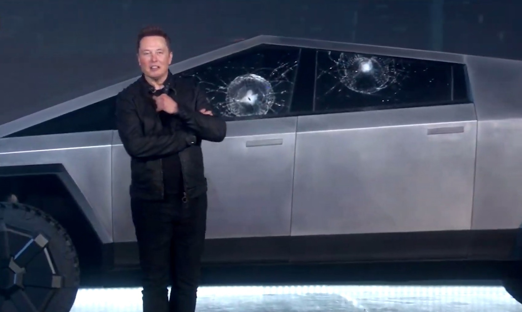 Xe ban tai chong dan Tesla bi vo kinh ngay tren san khau hinh anh
