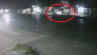 Xe may phong nhanh dam thang vao oto dang sang duong hinh anh