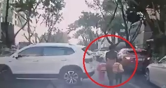 Nu tai xe lui oto tong trung 3 me con di bo tren duong hinh anh