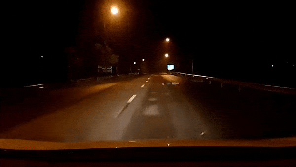 Tai xe oto danh lai kip thoi tranh nguoi nam giua duong hinh anh