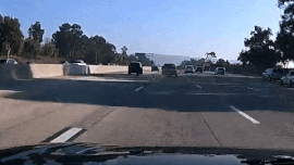 Xe ban tai dang chay dot ngot vang banh ra duong hinh anh