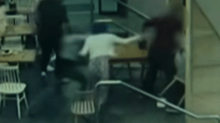 Co gai mang thai bi dam da toi tap giua quan ca phe hinh anh