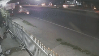 Xe may dam trung cu ba roi truot dai tren duong hinh anh