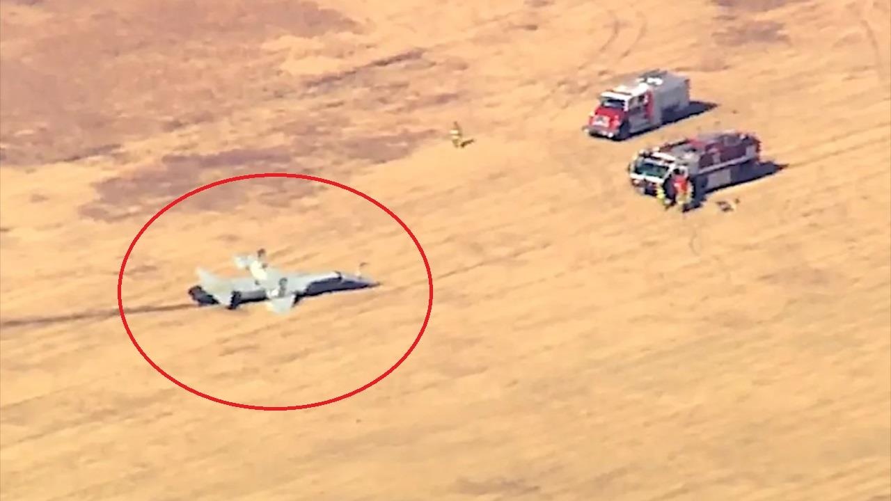 Hai may bay huan luyen T-38 cua My gap nan hinh anh