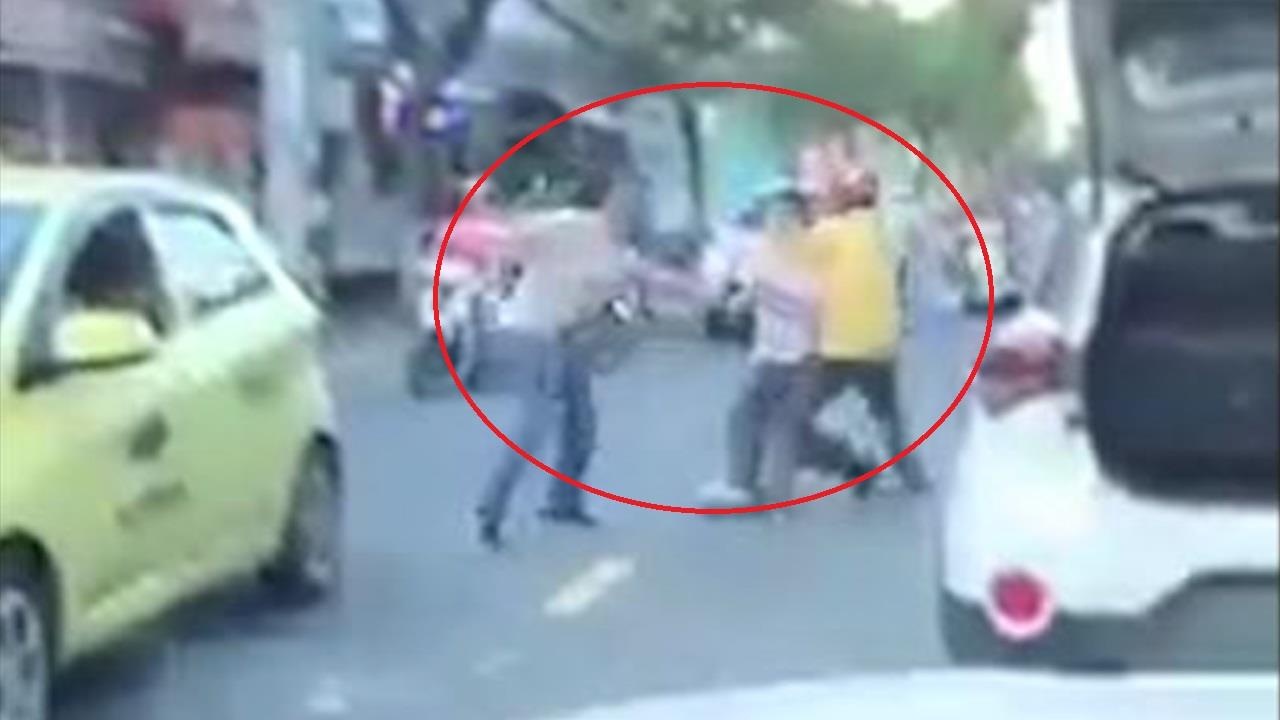 Va cham giao thong, tai xe oto lay gay doi hon thua hinh anh