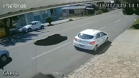 Oto lao xuong ho tu than giua duong hinh anh