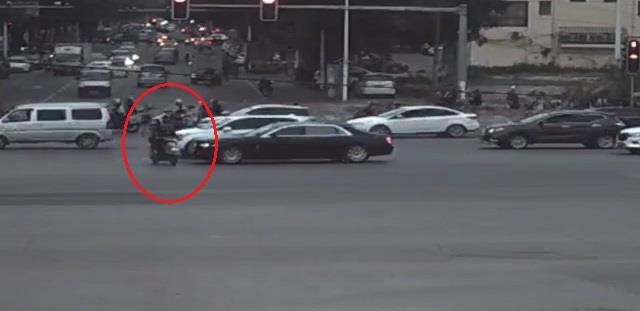 Xe dap dien vuot den do dam vao xe sieu sang Rolls-Royce hinh anh