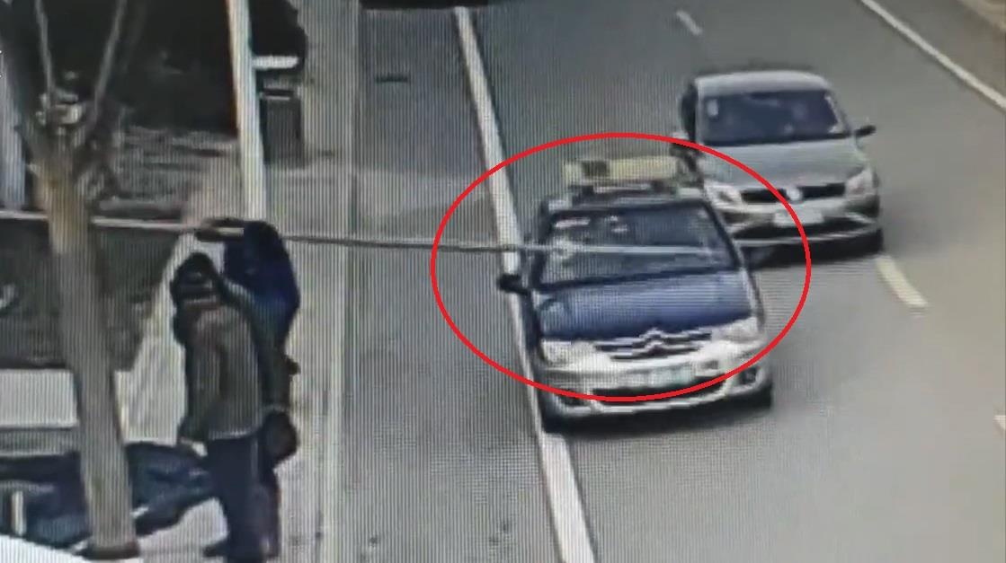 Nam cong nhan vac ong thep bat can dam thung kinh xe taxi hinh anh