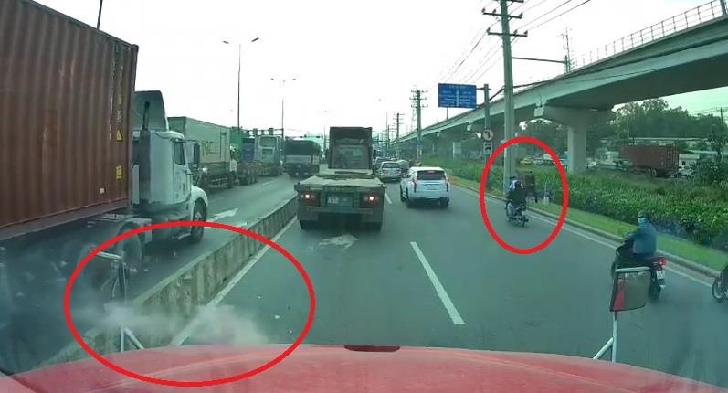 Container bi 2 thanh nien di xe may nem da lien tuc vao kinh hinh anh