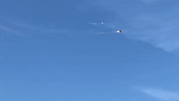 2 phi cong thoat khoi may bay bi boc chay hinh anh