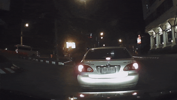 Trau chay huc trung oto tren duong hinh anh