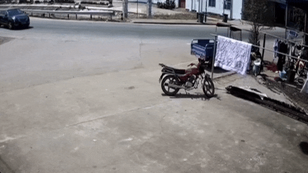 Tai xe say ruou lai oto lao vao nha dan hinh anh