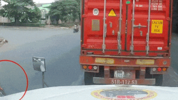 Xe may gap nan vi di vao truoc dau container hinh anh