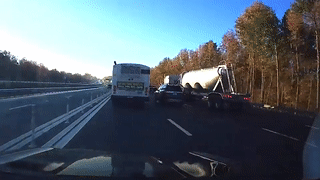 Danh lai tranh oto, xe bon gay tai nan tren cao toc hinh anh