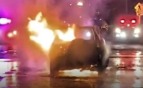 Oto phat no giua duong, tai xe may man duoc keo khoi xe hinh anh