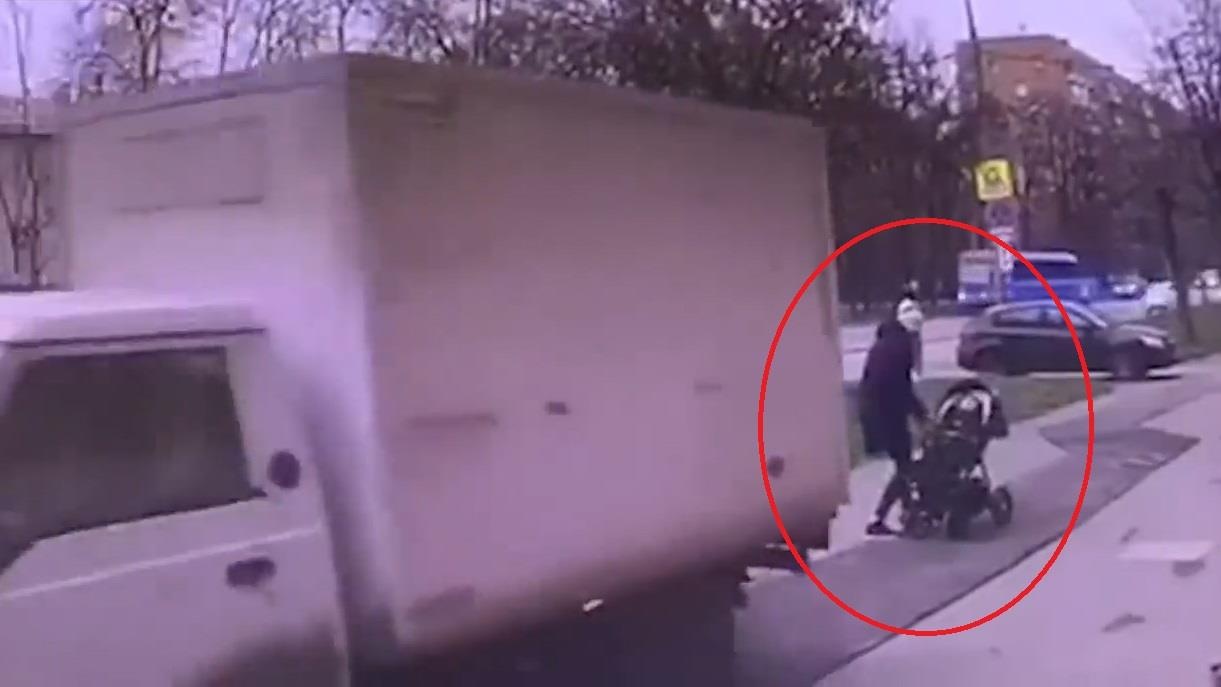 Xe tai lui bat can dam vao hai me con hinh anh