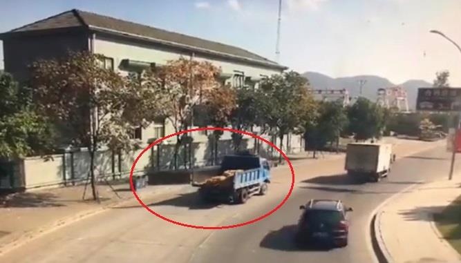 Cua sau xe tai dap vao xe may tren duong hinh anh