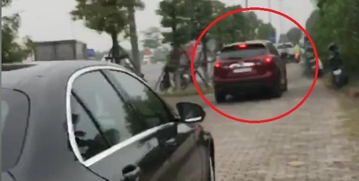 Oto noi duoi leo len via he o Ha Noi hinh anh