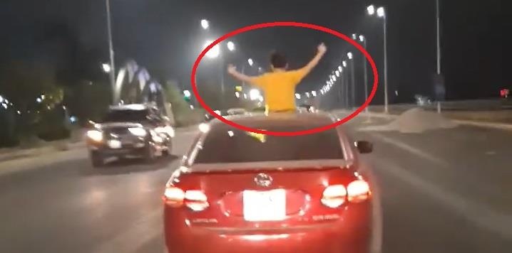 Tai xe oto de be trai ngoi tren cua so troi hinh anh