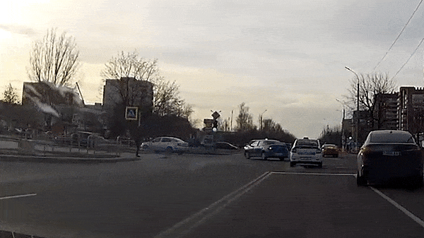 Khong nhuong duong cho xe khac, oto tong thang vao bien bao hinh anh