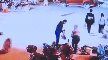 Be trai thoat chet sau khi lot xuong gam oto hinh anh