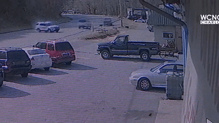 Xe canh sat mat lai, lao vao oto cua nguoi dan hinh anh